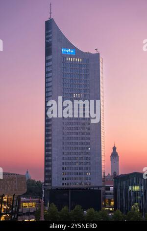 City-Hochhaus Leipzig. Es steht am südwestlichen Rand des Augustusplatzes à Leipzig. DAS Hochhaus mit 34 Etagen ist ein Wahrzeichen der Stadt und mit 142,5 Metern Gesamthöhe mit Antennenträger : 155 m das Höchste Gebäude Leipzigs. *** City-Hochhaus Leipzig. Il se trouve à la limite sud-ouest de l'Augustusplatz à Leipzig. La tour de 34 étages est un point de repère de la ville et, avec 142,5 mètres de hauteur totale avec support d'antenne : 155 m, est le plus haut bâtiment de Leipzig. GMS16776 Banque D'Images