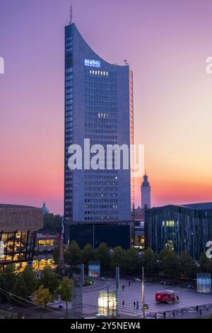 City-Hochhaus Leipzig. Es steht am südwestlichen Rand des Augustusplatzes à Leipzig. DAS Hochhaus mit 34 Etagen ist ein Wahrzeichen der Stadt und mit 142,5 Metern Gesamthöhe mit Antennenträger : 155 m das Höchste Gebäude Leipzigs. *** City-Hochhaus Leipzig. Il se trouve à la limite sud-ouest de l'Augustusplatz à Leipzig. La tour de 34 étages est un point de repère de la ville et, avec 142,5 mètres de hauteur totale avec support d'antenne : 155 m, est le plus haut bâtiment de Leipzig. GMS16777 Banque D'Images