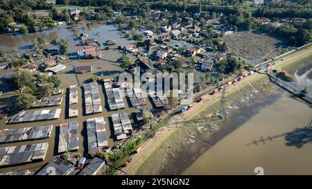 Ostrava, République tchèque. 22 septembre 2024. Les pompiers utilisent de nombreuses pompes pour pomper un lagon créé par une brèche dans le mur d’inondation à la suite de fortes pluies et des inondations subséquentes, à Ostrava-Nova ves, en République tchèque, le 22 septembre 2024. Crédit : Petr Sznapka/CTK photo/Alamy Live News Banque D'Images