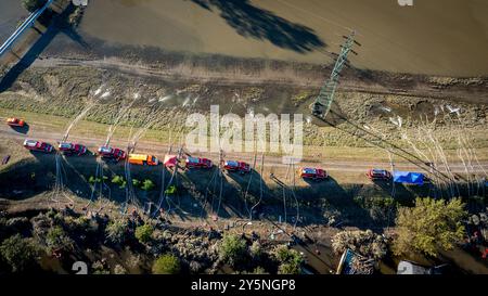 Ostrava, République tchèque. 22 septembre 2024. Les pompiers utilisent de nombreuses pompes pour pomper un lagon créé par une brèche dans le mur d’inondation à la suite de fortes pluies et des inondations subséquentes, à Ostrava-Nova ves, en République tchèque, le 22 septembre 2024. Crédit : Petr Sznapka/CTK photo/Alamy Live News Banque D'Images