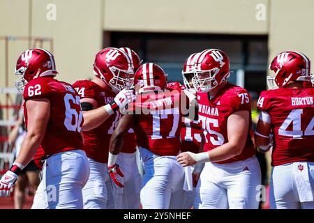 BLOOMINGTON, INDIANA - 21 SEPTEMBRE : le running back des Hoosiers de l'Indiana Ty son Lawton (17 ans) est félicité après avoir marqué un touchdown contre Charlotte lors d'un match de football de la NCAA le 21 septembre 2024 au Memorial Stadium de Bloomington, Indiana. (Photo de Jeremy Hogan/The Bloomingtonian) Banque D'Images