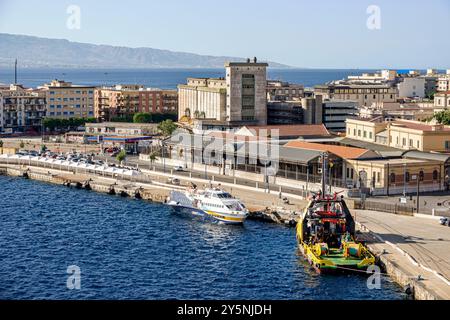 Messine Sicile Italie,Port de Messine,Porto di Messina,mer Méditerranée,Détroit de Messine,via Luigi Rizzo,via Vittorio Emanuele II,ville skyline buildi Banque D'Images