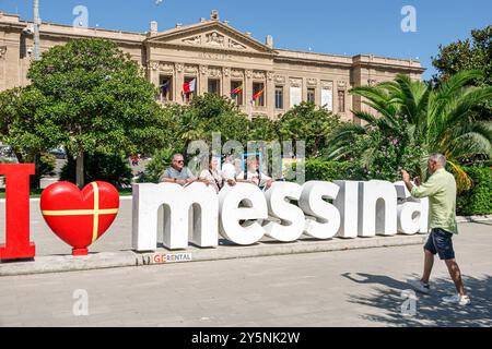 Messina Sicile Italie, extérieur, homme femme, mère père adolescent garçon posant, je cœur aime Messina signe, opportunité de photo, Municipio di Messina, ville ha Banque D'Images