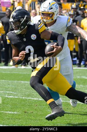 Pittsburgh, États-Unis. 22 septembre 2024. Le quarterback Justin Fields (2) des Pittsburgh Steelers court pour cinq yards et le touchdown dans le deuxième quart-temps contre les Chargers de Los Angeles à l'Acrisure Stadium le dimanche 22 septembre 2024 à Pittsburgh. Photo par Archie Carpenter/UPI crédit : UPI/Alamy Live News Banque D'Images