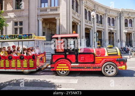 Messina Sicile Italie, Piazza Antonello, Corso Cavour, extérieur, train tour de ville, passagers visiteurs, hommes femmes couples familles, Bureau de poste Banque D'Images