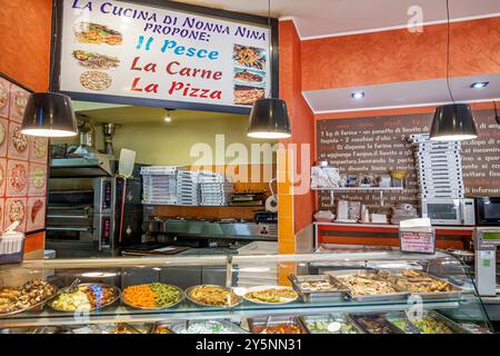 Messina Sicile Italie, via Giuseppe Garibaldi, intérieur intérieur, la Cucina di Nonna Nina propone, restaurant café, pizza viande poisson, sicilienne, Italie Europe UE Banque D'Images