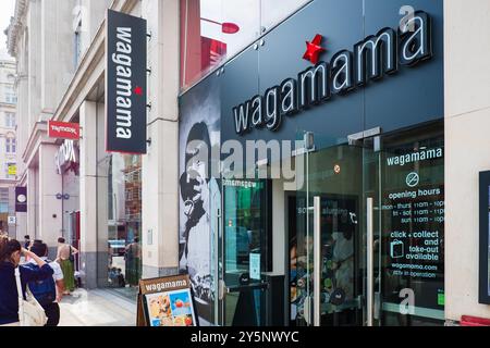 Londres, Royaume-Uni - 24 juillet 2024 : restaurant asiatique wagamama. Wagamama est une chaîne de restaurants britannique, servant une cuisine asiatique basée sur la cuisine japonaise. Banque D'Images