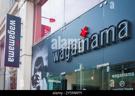 Londres, Royaume-Uni - 24 juillet 2024 : restaurant asiatique wagamama. Wagamama est une chaîne de restaurants britannique, servant une cuisine asiatique basée sur la cuisine japonaise. Banque D'Images