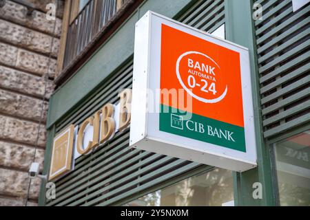 CIB Bank Cash machine ATM Sign devant le bâtiment des banques à Budapest Hongrie Banque D'Images