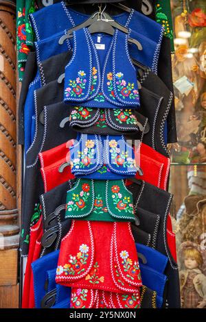 Tourist souvenirs gilets traditionnels brodés Folk hongrois à vendre dans différentes tailles pour enfants Budapest Hongrie Banque D'Images