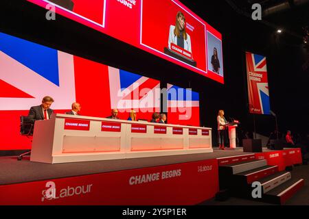 Liverpool, Royaume-Uni. 22 SEP, 2024. Angela Rayner, vice-première ministre, prend la parole depuis la scène principale de la salle de conférence le premier jour de la conférence du Parti travailliste. Crédit Milo Chandler/Alamy Live News Banque D'Images