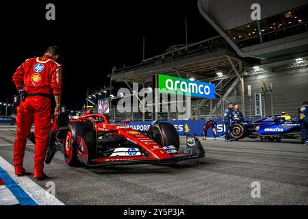 Marina Bay, Singapour, 22 septembre, Carlos Sainz, espagnol, concourt pour Ferrari. Jour de la course, manche 18 du championnat de formule 1 2024. Crédit : Michael Potts/Alamy Live News Banque D'Images