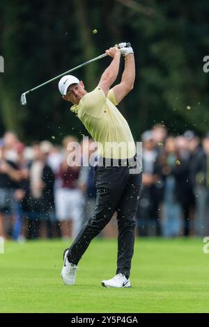 Rory McIlroy d'Irlande du Nord joue son tir d'approche lors du deuxième match hors trou au 18e trou lors de la quatrième manche du BMW PGA Championship au Wentworth Golf Club, Virginia Water, Angleterre, le 22 septembre 2024. Photo de Grant Winter. Utilisation éditoriale uniquement, licence requise pour une utilisation commerciale. Aucune utilisation dans les Paris, les jeux ou les publications d'un club/ligue/joueur. Crédit : UK Sports pics Ltd/Alamy Live News Banque D'Images