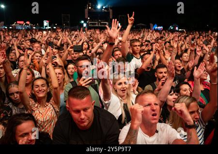 WROCLAW, POLOGNE - 2 AOÛT 2024 : Festival Meskie Granie 2024 (hommes) public pendant le concert Banque D'Images