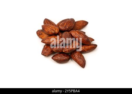 Groupe d'amandes caramélisées isolé sur fond blanc. Banque D'Images