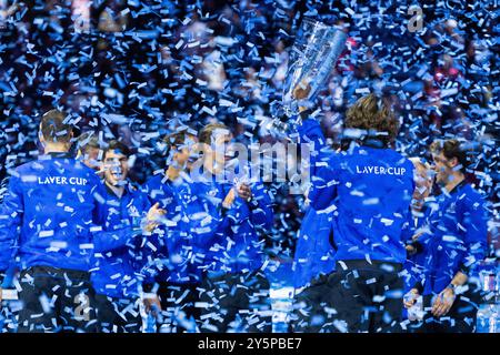 Berlin, Allemagne. 22 septembre 2024. Tennis : laver Cup, Uber Arena : Team Europe remporte la laver Cup et célèbre avec le trophée. Crédit : Christophe Gateau/dpa/Alamy Live News Banque D'Images