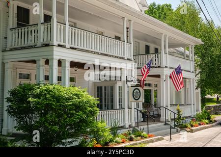 Le Pitcher Inn un lit de luxe exclusif et le petit déjeuner le long de la rivière Mad sur la rue principale dans le vieux village de Warren, Vermont. Banque D'Images