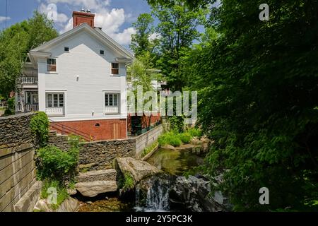 Le Pitcher Inn un lit de luxe exclusif et le petit déjeuner le long de la rivière Mad sur la rue principale dans le vieux village de Warren, Vermont. Banque D'Images