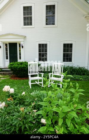 Jardin avec chaises à bascule à l'Inn Pitcher un lit de luxe exclusif et petit déjeuner le long de la rivière Mad sur main Street dans le vieux village de Warren, Vermont. Banque D'Images