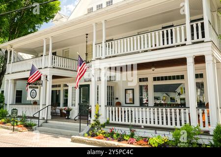 Le Pitcher Inn un lit de luxe exclusif et le petit déjeuner le long de la rivière Mad sur la rue principale dans le vieux village de Warren, Vermont. Banque D'Images