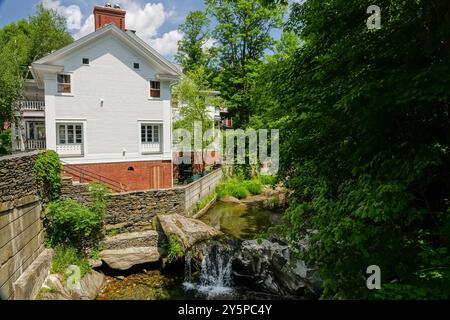 Le Pitcher Inn un lit de luxe exclusif et le petit déjeuner le long de la rivière Mad sur la rue principale dans le vieux village de Warren, Vermont. Banque D'Images