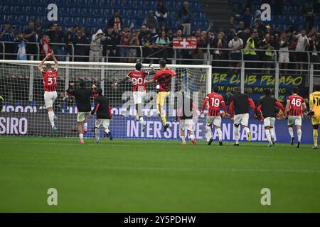 Équipe de l'AC Milan célébrant après la victoire lors du match de football italien Serie A entre l'Inter FC et l'AC Milan le 22 septembre 2024 au stade Giuseppe Meazza San Siro Siro à Milan, Italie. Photo Tiziano Ballabio Banque D'Images