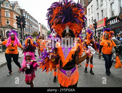 LONDRES, ANGLETERRE : 22 septembre 2024 : le défilé de rue Hackney Carnival 2024 sera le point culminant de la journée et présentera des costumes accrocheurs, une musique éblouissante et un spectacle de talents de 24 groupes de défilés à Hackney, Londres, Royaume-Uni. (Photo de 李世惠/See Li/Picture Capital) Banque D'Images