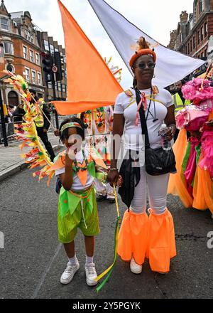 LONDRES, ANGLETERRE : 22 septembre 2024 : le défilé de rue Hackney Carnival 2024 sera le point culminant de la journée et présentera des costumes accrocheurs, une musique éblouissante et un spectacle de talents de 24 groupes de défilés à Hackney, Londres, Royaume-Uni. (Photo de 李世惠/See Li/Picture Capital) Banque D'Images