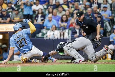 Milwaukee, États-Unis. 22 septembre 2024. Jose Herrera (R), le catcheur des Milwaukee Brewers, Willy Adames (G), alors qu'Adames tente de marquer sur un coup de base du catcheur des Milwaukee Brewers, Gary Sánchez, dans la septième manche du match MLB entre les Arizona Diamondbacks et les Milwaukee Brewers à l'American Family Field à Milwaukee, Wisconsin, le dimanche 22 septembre 2024. Photo de Tannen Maury/UPI crédit : UPI/Alamy Live News Banque D'Images