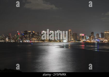 Clair de lune se reflétant sur la baie de San Diego avec l'horizon de la ville en arrière-plan. Banque D'Images