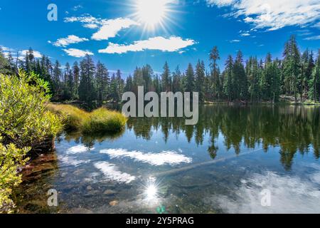 Lac de montagne intact dans la région sauvage russe du nord de la Californie Banque D'Images