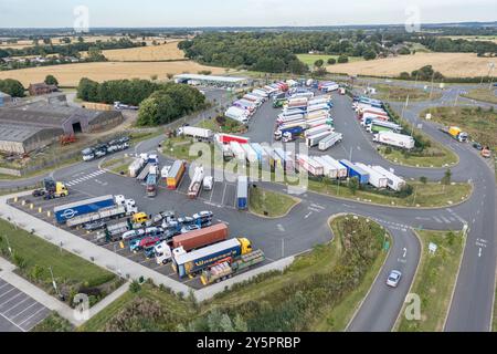 Vue aérienne de l'arrêt de camion aux services Moto Rugby à la jonction 1 de l'autoroute M6 au nord de Rugby, Warwickshire, Angleterre Banque D'Images