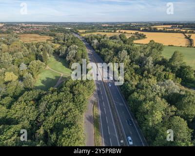 Vue aérienne de l'A5 au nord de Stony Stratford, Buckinghamshire, Royaume-Uni regardant approx. NW avec la réserve naturelle de Stony Stratford sur la gauche. Banque D'Images