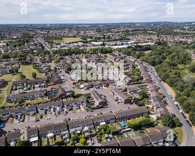 Vue générale des logements principalement mitoyens dans l'est de Coventry, près de l'hôpital universitaire de Coventry. Banque D'Images