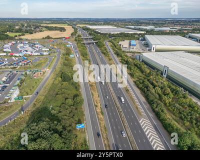 Vue aérienne de l'autoroute M6 vers l'est vers la sortie 1 près de la station-service Moto Rugby, Rugby, Royaume-Uni. Banque D'Images