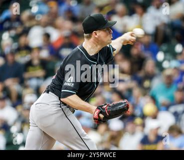 Milwaukee, États-Unis. 22 septembre 2024. Joe Mantiply, lanceur de secours des Diamondbacks de l'Arizona, lance la huitième manche du match MLB entre les Diamondbacks de l'Arizona et les Brewers de Milwaukee à l'American Family Field à Milwaukee, Wisconsin, le dimanche 22 septembre 2024. Photo de Tannen Maury/UPI crédit : UPI/Alamy Live News Banque D'Images