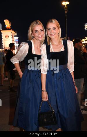 Nina und Julia Meise beim Wiesn Almauftrieb auf dem Oktoberfest AM 22.09.2024 in Muenchen Banque D'Images