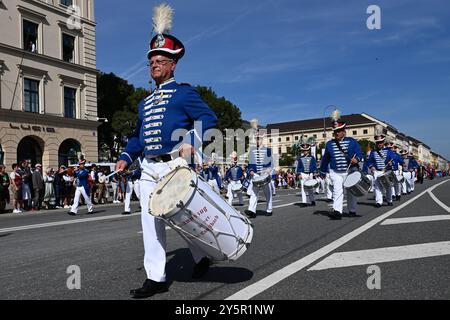 Oktoberfest - Spielmannzug der Königlich bayerischen Landwehr Frisch Auf Esselbach beim Trachten- und Schützenzug anläßlich des 189. Oktoberfestes AM 22.09.2024 in München, Deutschland, Oberbayern München Odeonsplatz & Theresienwiese Oberbayern Deutschland *** Oktoberfest fanfare du Landwehr royal bavarois Frisch Auf Esselbach au défilé traditionnel de costumes et de fusils à l'occasion de la 189e Oktoberfest le 22 09 2024 à Munich, Allemagne, haute Bavière Munich Odeonsplatz Theresienwiese Allemagne Banque D'Images