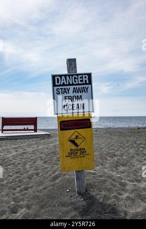 Panneau de danger sur la plage dans un Vincent's–équipé Stephen's–Peter's River, Terre-Neuve-et-Labrador, Canada Banque D'Images