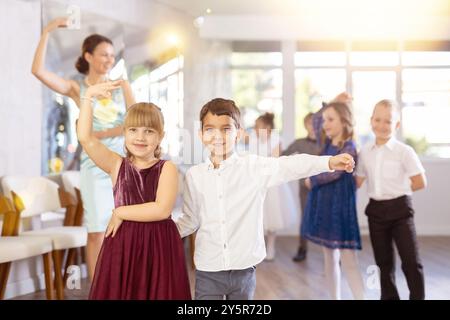 Tween filles ad garçons dansant la danse partenaire lente pendant l'événement festif Banque D'Images