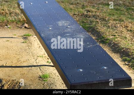 banc noir en métal dans le parc Banque D'Images