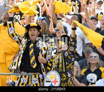 Pittsburgh, États-Unis. 22 septembre 2024. Les fans des Pittsburgh Steelers agitent la terrible serviette lors du quatrième quart-temps de la victoire des Pittsburgh Steelers 20-10 contre les Chargers de Los Angeles à l'Acrisure Stadium le dimanche 22 septembre 2024 à Pittsburgh. Photo par Archie Carpenter/UPI crédit : UPI/Alamy Live News Banque D'Images