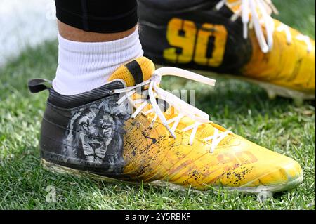 Pittsburgh, États-Unis. 22 septembre 2024. Le linebacker des Pittsburgh Steelers T.J. Watt (90) enfile des crampons personnalisés pour le match avec les Chargers de Los Angeles au stade Acrisure le dimanche 22 septembre 2024 à Pittsburgh. Photo par Archie Carpenter/UPI crédit : UPI/Alamy Live News Banque D'Images
