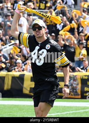 Pittsburgh, États-Unis. 22 septembre 2024. Penguins de Pittsburgh Evgeni Malkin (portant le numéro 43) participe à la terrible vague de serviettes avant le début du match avec les Chargers de Los Angeles au stade Acrisure le dimanche 22 septembre 2024 à Pittsburgh. Photo par Archie Carpenter/UPI crédit : UPI/Alamy Live News Banque D'Images