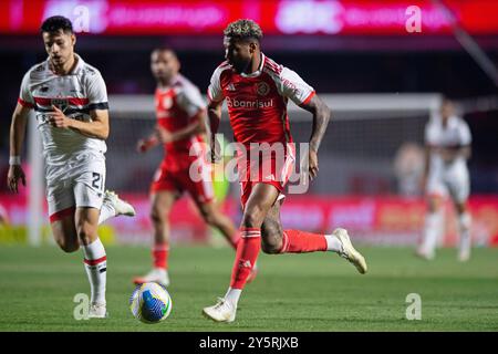 Sao Paulo, Brésil. 22 septembre 2024. Wesley de l'Internacional contrôle le ballon lors du match entre Sao Paulo et Internacional, pour la Serie A 2024 brésilienne, au stade Morumbi, à Sao Paulo, le 22 septembre 2024. Photo : Max Peixoto/DiaEsportivo/Alamy Live News crédit : DiaEsportivo/Alamy Live News Banque D'Images