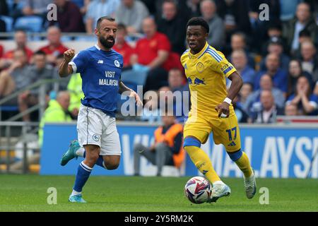 Cardiff, Royaume-Uni. 21 septembre 2024. Manolis Siopis de Cardiff City (l) et Largie Ramazani de Leeds Utd (R) en action. EFL Skybet championnat match, Cardiff City v Leeds Utd au Cardiff City Stadium à Cardiff, pays de Galles, le samedi 21 septembre 2024. Cette image ne peut être utilisée qu'à des fins éditoriales. Usage éditorial exclusif, photo par Andrew Orchard/Andrew Orchard photographie sportive/Alamy Live News crédit : Andrew Orchard photographie sportive/Alamy Live News Banque D'Images