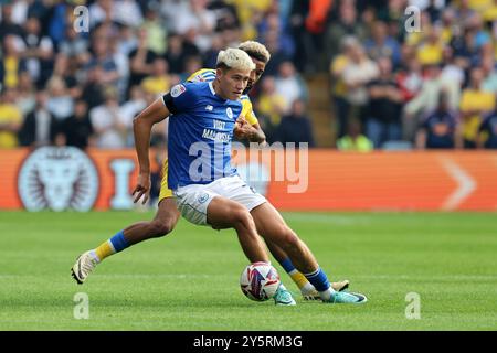 Cardiff, Royaume-Uni. 21 septembre 2024. Rubin Colwill de Cardiff City retient Jayden Bogle de Leeds Utd . EFL Skybet championnat match, Cardiff City v Leeds Utd au Cardiff City Stadium à Cardiff, pays de Galles, le samedi 21 septembre 2024. Cette image ne peut être utilisée qu'à des fins éditoriales. Usage éditorial exclusif, photo par Andrew Orchard/Andrew Orchard photographie sportive/Alamy Live News crédit : Andrew Orchard photographie sportive/Alamy Live News Banque D'Images