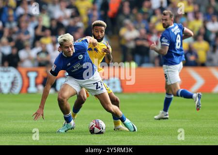 Cardiff, Royaume-Uni. 21 septembre 2024. Rubin Colwill de Cardiff City retient Jayden Bogle de Leeds Utd . EFL Skybet championnat match, Cardiff City v Leeds Utd au Cardiff City Stadium à Cardiff, pays de Galles, le samedi 21 septembre 2024. Cette image ne peut être utilisée qu'à des fins éditoriales. Usage éditorial exclusif, photo par Andrew Orchard/Andrew Orchard photographie sportive/Alamy Live News crédit : Andrew Orchard photographie sportive/Alamy Live News Banque D'Images
