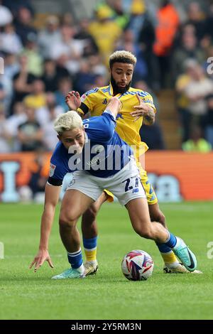 Cardiff, Royaume-Uni. 21 septembre 2024. Rubin Colwill de Cardiff City retient Jayden Bogle de Leeds Utd . EFL Skybet championnat match, Cardiff City v Leeds Utd au Cardiff City Stadium à Cardiff, pays de Galles, le samedi 21 septembre 2024. Cette image ne peut être utilisée qu'à des fins éditoriales. Usage éditorial exclusif, photo par Andrew Orchard/Andrew Orchard photographie sportive/Alamy Live News crédit : Andrew Orchard photographie sportive/Alamy Live News Banque D'Images