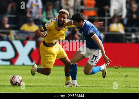 Cardiff, Royaume-Uni. 21 septembre 2024. Callum O'Dowda de Cardiff City (11) et Jayden Bogle de Leeds Utd en action . EFL Skybet championnat match, Cardiff City v Leeds Utd au Cardiff City Stadium à Cardiff, pays de Galles, le samedi 21 septembre 2024. Cette image ne peut être utilisée qu'à des fins éditoriales. Usage éditorial exclusif, photo par Andrew Orchard/Andrew Orchard photographie sportive/Alamy Live News crédit : Andrew Orchard photographie sportive/Alamy Live News Banque D'Images